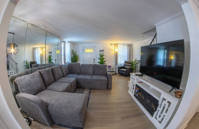 Cozy 3BR Home Retreat – PHL Stay w/ Parking, near Airport, WiFi & AC