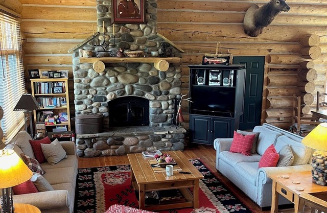 Cozy 4-bedroom cabin in awesome Big Sky with Hot Tub!!