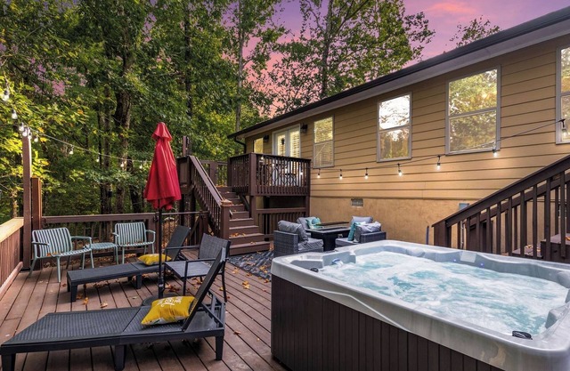 Cozy 4bd lakefront home in Lake Lanier w/ HotTub, FirePit, Private dock, Wifi