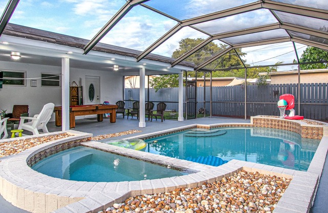 Cozy 4bed/2bath home with heated pool & Jacuzzi