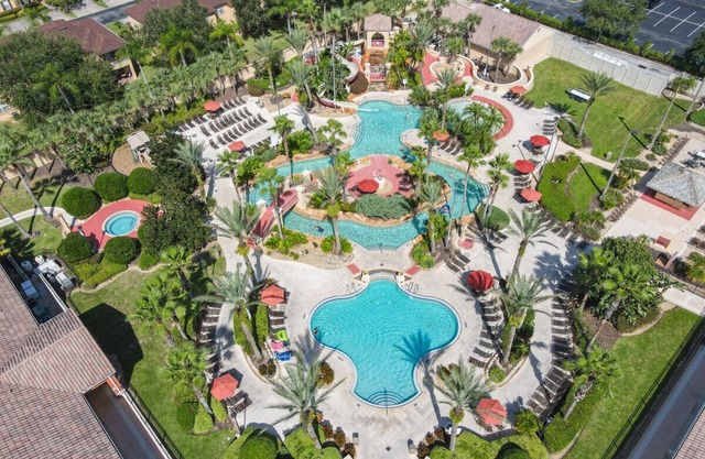 Serene 4-Bedroom Townhome in Regal Palms Resort