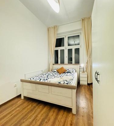 Cozy 5 BR Shared Apartment for 10P 10-Min to Kaufpark Alterlaa