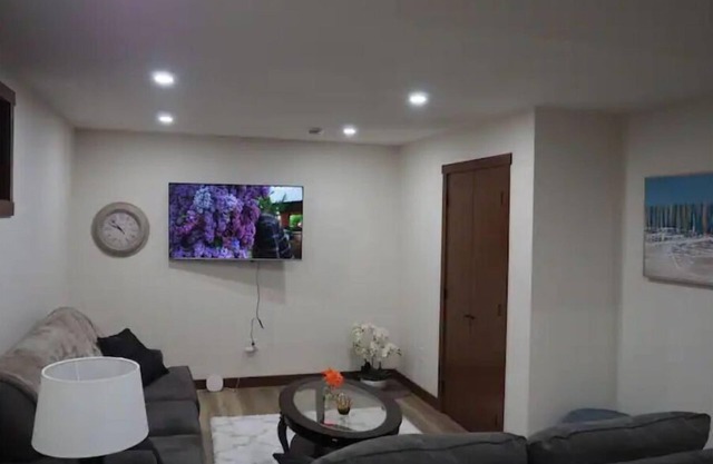 Cozy and Modern Suite Near Airport