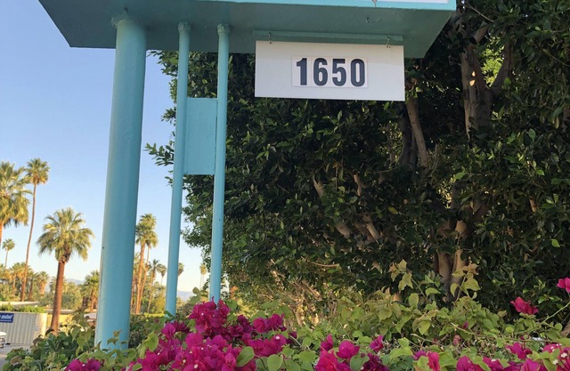 Cozy and quiet Palm Springs one bed/2 bath condo near Smoke Tree shopping area!