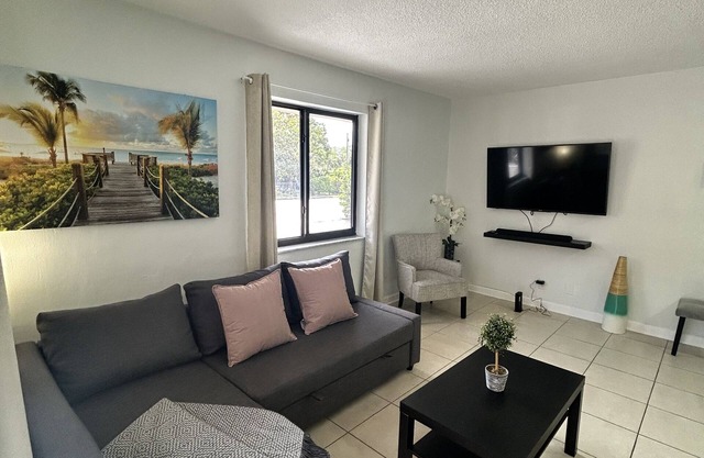 Acogedor apartamento en Hollywood. Ubicación cerca de playa, tiendas y autopista