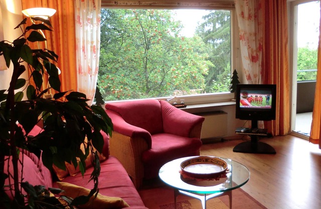 Acogedor apartamento con balcón y piscina.