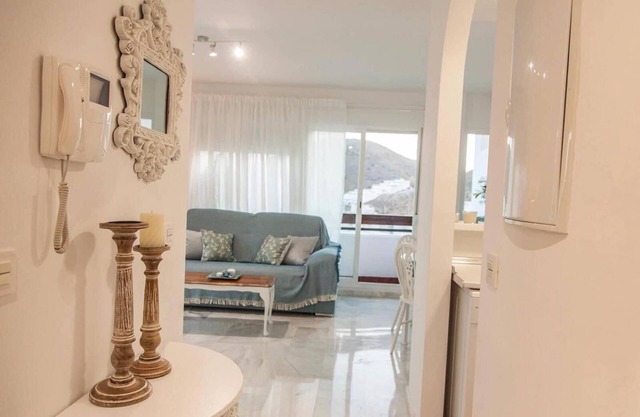 Coqueto apartamento con vistas al mar y la piscina