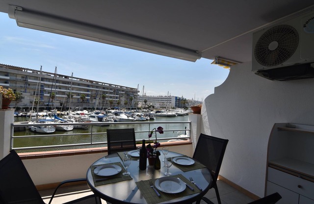 Apartamento acogedor con terraza y vistas al canal, cerca de la playa en Roses, Costa Brava.