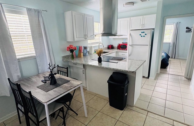 Cozy Apt w/ King Bed w Laundry 25 from Beach #D