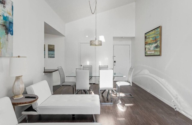 Cozy Apt w/ Pool, Hot Tub, Golf, Near Downtown!