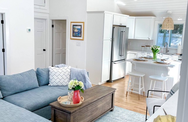 Cozy BRAND NEW.3 bed 1 Bath, .8 Mile to Beach.