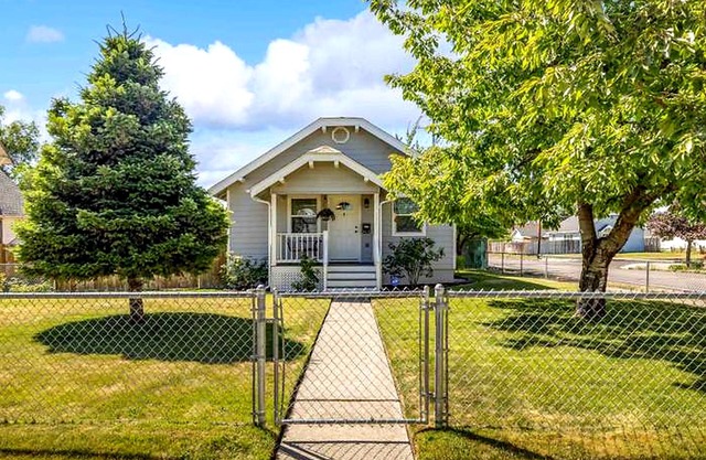 Cozy Bungalow w/ Yard Near Parks & Hospital