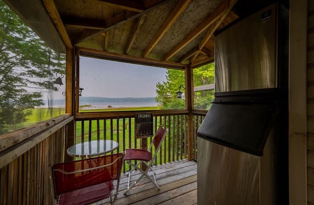 Cozy Canoe Cottage Escape