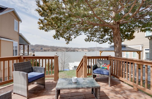 'The Far Out' Camdenton Cottage w / Dock Access!