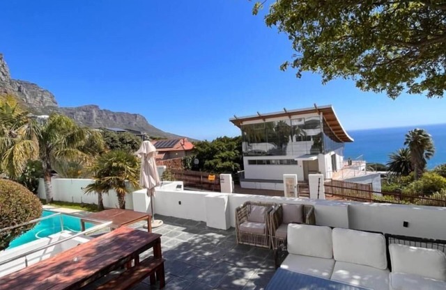 Cozy Camps Bay House With Mountain and sea View