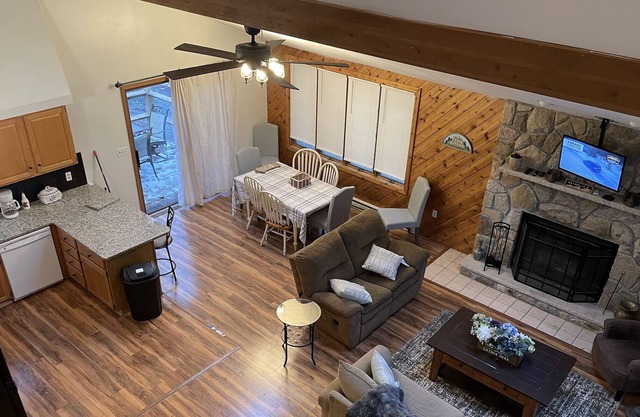 Cozy Chalet at Arrowhead Lake - Winter Ski / Summer Lake Fun