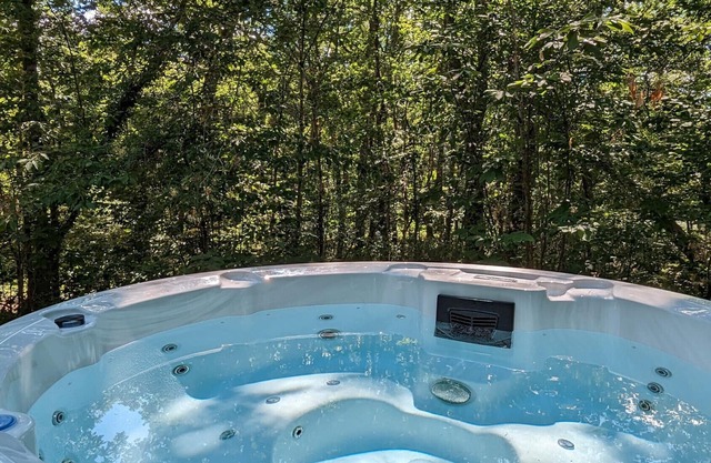 Chalet íntimo en Biron con spa privado y piscina compartida