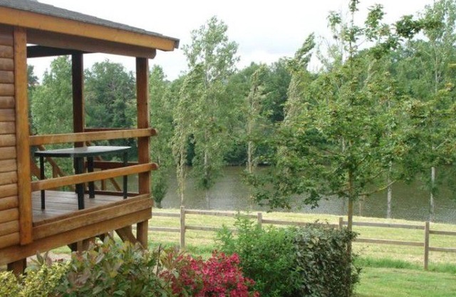 Chalet acogedor - Vista al estanque con terraza