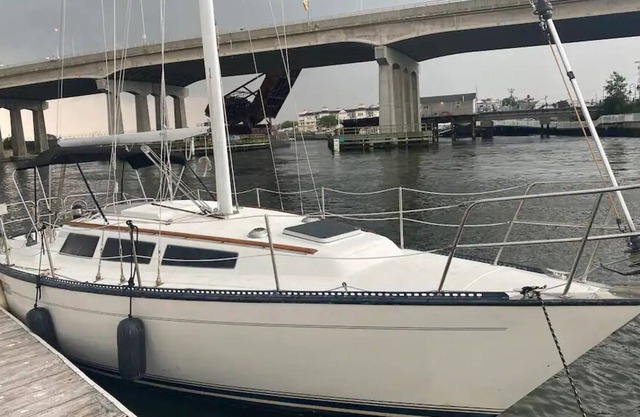 Acogedor, cómodo y pintoresco barco de la Marina