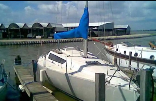 Acogedor, cómodo y pintoresco velero azul
