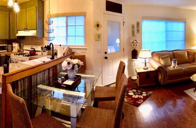Acogedor condominio ubicado en Mill St. en el centro histórico de Grass Valley.