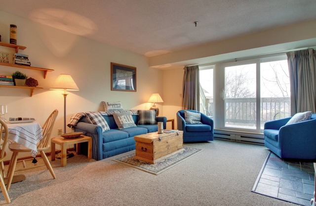 Cozy Condo w/ Community Pool, Walk to Slopes!