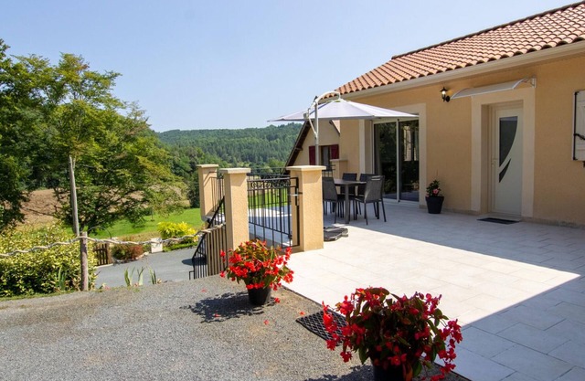 Casa con terraza, jardín y WiFi cerca de châteaux y sitios prehistóricos