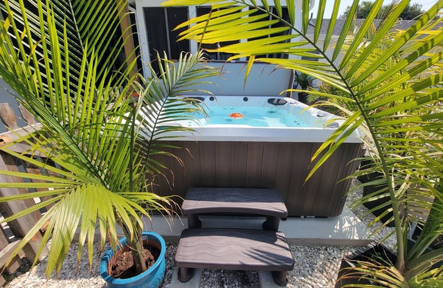 Cozy Cottage: Hot Tub~Gas Fireplace~Pet Friendly!
