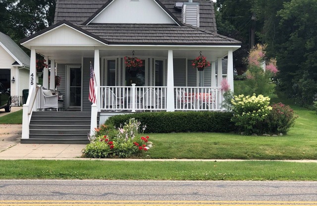 Cozy cottage on beautiful Lake Charlevoix