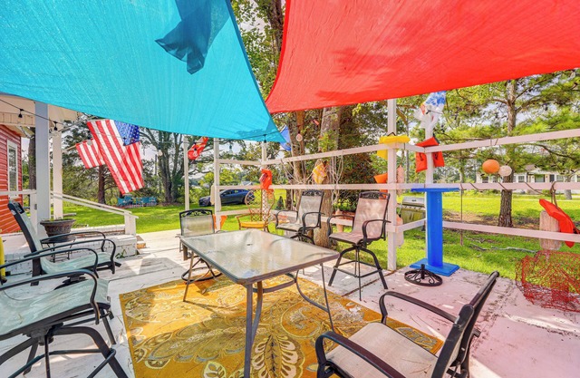 Cozy Cottage w/ Deck, 9 Mi to Downtown Beaufort!