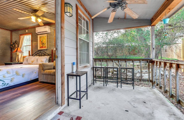 Cozy Couple's Cottage w/ View Near Canyon Lake!