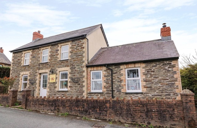 Cosy Cwtch Cottage, PENRHIWLLAN