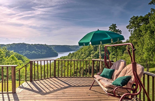 Acogedor Dale Hollow Lake Cabin w / Deck & Creek Views!
