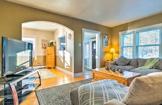 Cozy Denver Home w/ Full Kitchen: 4 Mi to Downtown