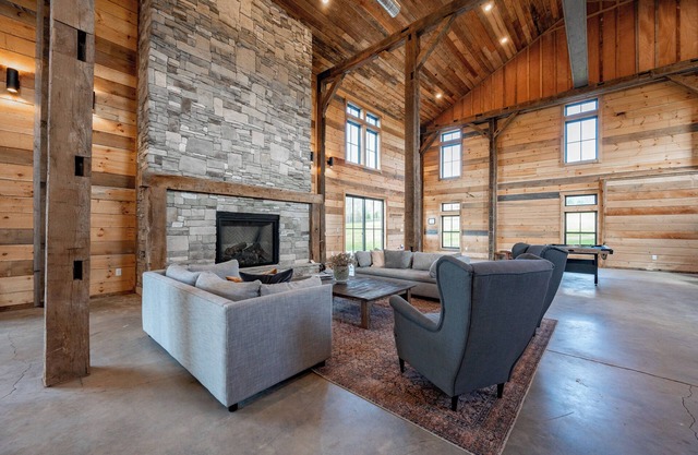 New! The Barn @ Silo Farm: Lake Area, Dogs Ok, Fireplace, Fire Pit!