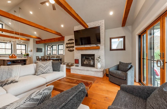 New! Morning Light: Lake Area, Dogs Welcome, Hot Tub, Fireplace!