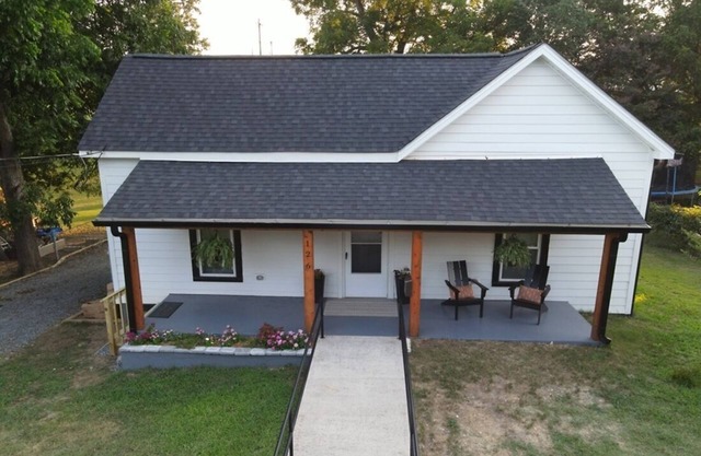 COZY Downtown FORT MILL...1/2 block to MAIN STREET Restaurants* (3 bd, 2 ba)