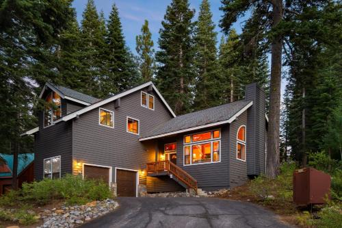 Cozy Escape w Hot Tub Deck & Access to Tahoe Donner & Skiing Alpenglow Chalet by AvantStay