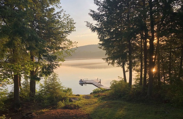 Acogedora, Para toda la familia, casa frente al lago Hermoso En Ellsworth, Maine
