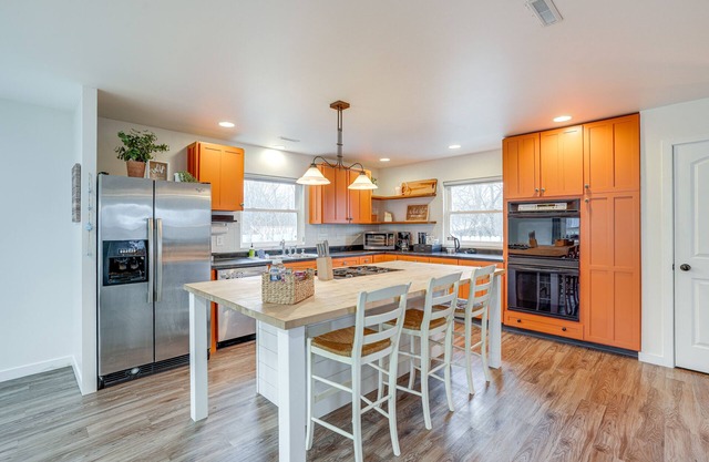 Modern Coloma Cottage: Walk to Little Paw Paw Lake