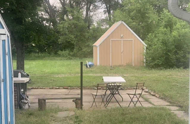Cozy farm house, just south of Manhattan. Pet friendly with dog door and fence.