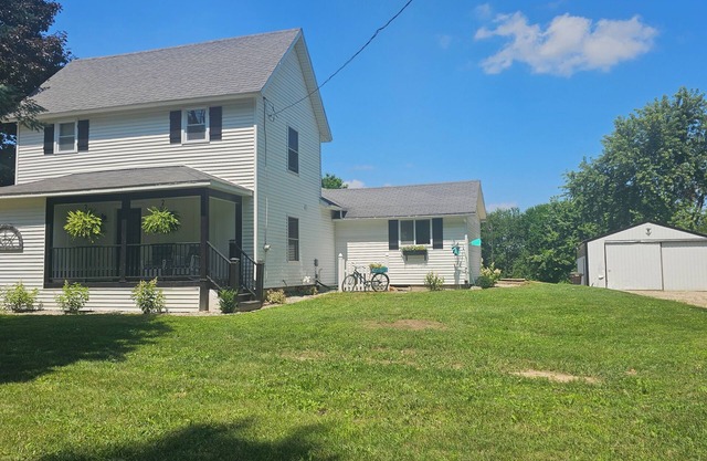 Cozy Farmhouse w/ short walk to a private lake