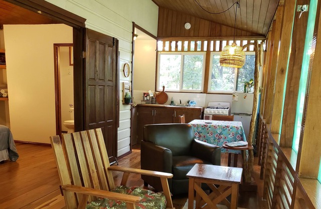 Screened cabin- 2 beds, AC, WIFI, car to rent -10 min to town