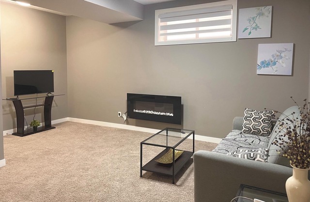 Cozy full 1 Bed Basement Suite - Bypass to Banff