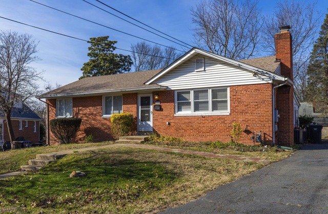 Cozy Furnished Home in Alexandria with Backyard Patio - Upstairs Unit Only