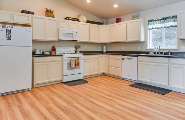 Cozy Getaway w/ Porch - 4 Mi to Downtown Homer!