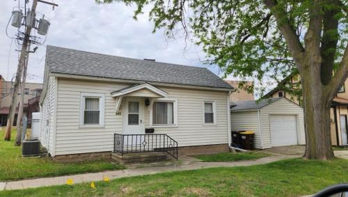 Cozy Harvard home just 1 block from the Metra UP-NW line for easy trips to Chicago or Lake Geneva