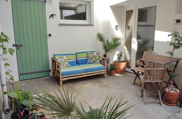 Near Carcassonne, our stylish self contained house+fibre WiFi in wine country