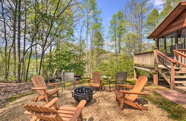 Cozy Hiawassee Cabin w/ Fire Pit & Mtn Views!