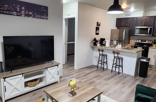 Historic 1-Bdr Apt Detroit with Balcony Detroit, Low Cleaning Fee, Free Parking